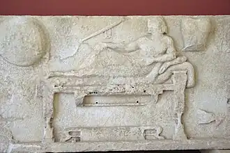 Archilochus op een 5e-eeuws reliëf (beschadigd) in het Archilocheion te Paros