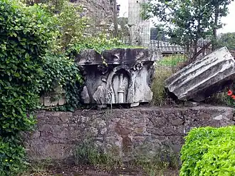 De weinige restanten van de tempel, een deel van een zuil en een kapiteel.