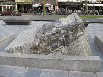 Rotsfontein op het in 2009 vernieuwde plein.