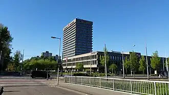 Ingang Staalmeesterslaan met daarvoor de Jan Evertsenstraat met Rembrandtparkgebouw (mei 2018)