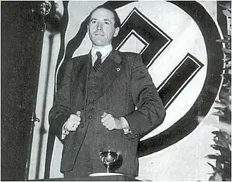 Voorman René Lambrichts met de vlag van Volksverwering