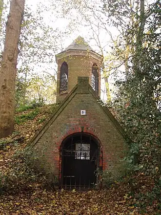 IJskelder met erboven een prieeltje op het domein