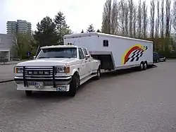 Ford F-350 met veevervoer-oplegger