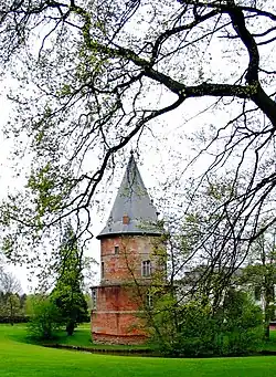 Donjon van oude waterburcht