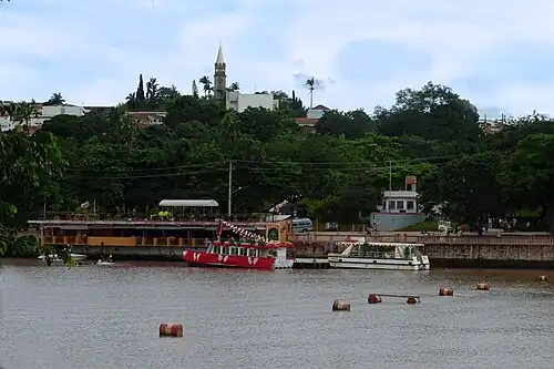 De rivier de Paranapanema in Piraju
