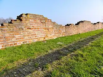 Het restant van de kloostermuur van het Sint Jansklooster