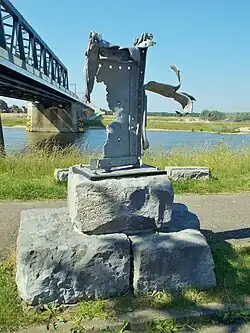 Restant van de spoorbrug bij Deventer, gebouwd in 1886 en opgeblazen op 10 mei 1940. Op de achtergrond de nieuwe spoorbrug uit 1982