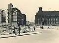 Na het bombardement op Rotterdam werd de uitbreiding verwoest; alleen het originele gebouw, evenals het Spaarbankgebouw en de Gemeentebibliotheek stonden nog gedeeltelijk of volledig overeind. De foto is van 1942.