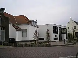 Monumentaal pand Plein 3 en voormalig garagebedrijf Vico[5] omgebouwd tot restaurant Bij Teus te Houten in Nederland[6](op de achtergrond restaurant De Engel)