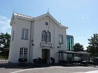 Vanaf 5 oktober 2008 huisvest het voormalige stationsgebouw een brasserie met de toepasselijke naam 'De Vertraging'