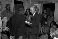 Vader William Blackstone zweert een nieuw STFU-lid in (1937)