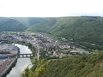 Uitzicht op Revin en tweemaal de rivier de Maas