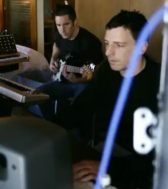 Atticus Ross (rechts) met Trent Reznor (2006)