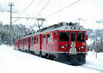 ABe 4/4 III nr: 54 en 53 met rijtuig Bernina-Express bij Pontresina