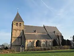 Dorpskerk met hekwerk