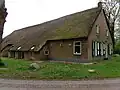 Hallenhuisboerderij 5 Hallenhuisboerderij in ambachtelijk-traditionele stijl met dwarsdeel