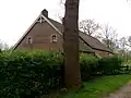 Hallenhuisboerderij 3 Hallenhuisboerderij in ambachtelijk-traditionele stijl met dwarsdeel