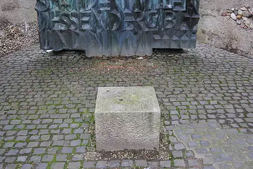 Zgn. Pergamenttruhe bij dit monument