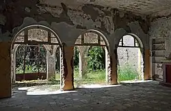 Interieur van de vervallen gebouwen