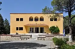 Italiaans gebouw aan de noordzijde van het dorpsplein