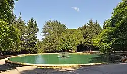 Ronde vijver met fontein, even buiten het dorp, met een populatie van de bedreigde vissoort Squalius ghigii