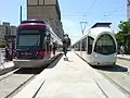 Rhônexpress tram naast een reguliere stadstram