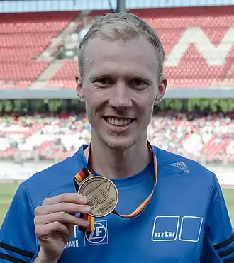 Richard Ringer toont zijn op de Duitse kampioenschap-pen van 2015 veroverde medaille.