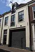 Huis bestaande uit twee bouwlagen met kap loodrecht op de straat en een kelder