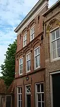 Heusden, Ridderstaat, bijzondere Dordtse gevel uit 1605 met drie vensters op de eerste etage en twee vensters op de tweede etage, daarna afgetopt