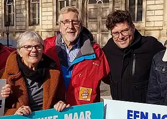 Dirk Goemaere (midden) met Riet Verspreet en Steven De Vuyst op een actie voor het zorgfonds, 2019