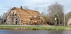 Het riet verwijderen van een dak, Rijksmonument Rietveld 90, Woerden