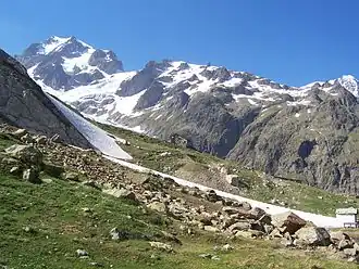 Rifugio Elisabetta met het Mont Blancmassief op de achtergrond