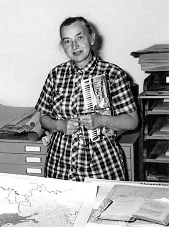 Dr. E.M.Th.W. Nuijens in het depot van het Rijksarchief in Limburg in 1975