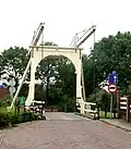 "Gele brug", ophaalbrug. Aan het einde van de Dorpsstraat een houten ophaalbrug, die de verbinding vormt met de Parallelweg-Zuid.