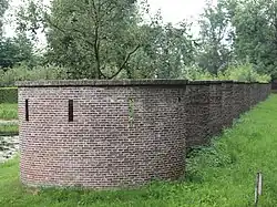 Bolwerk met schietgaten als beëindiging van de Slangenmuur bij Slot Zuylen in Oud-Zuilen