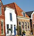 Huis met lijstgevel, schilddak