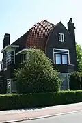 Vrijstaande villa. Het pand is gebouwd in Amsterdamse Schoolstijl