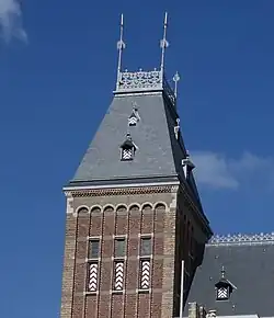 Een van de (afgeknotte) torenspitsen van het Rijksmuseum Amsterdam