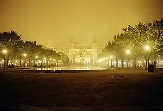 Het Rijksmuseum en Museumplein bij nacht.
