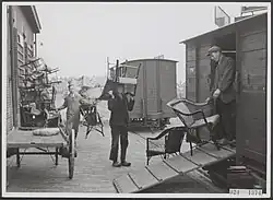 Stoelen ingeladen in wagons