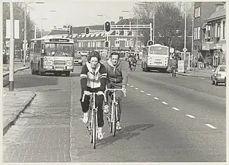 De Rijksstraatweg ter hoogte van de Minahassastraat, ziende naar de Jan Gijzenbrug en naar het noorden