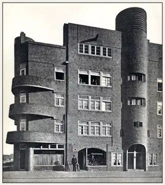 Het gebouw aan de Rijnstraat in de jaren 1930, met de Rijnbar linksonder