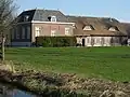Boerderij met dwars voor de stal gebouwd woongedeelte