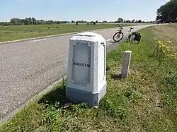 De grenspaal Angeren-Huissen en een dijkpaal op de Rijndijk