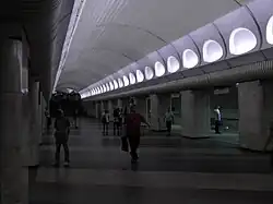 De middenhal gezien richting het zuiden, met de trap aan het eind