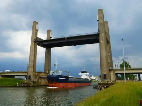 Ringbrug geopend voor een zeeschip, 2016