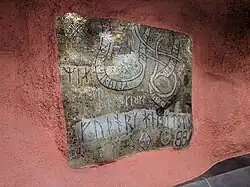 Een mozaïek met runenschrift van de hand van Nisse Zetterberg.