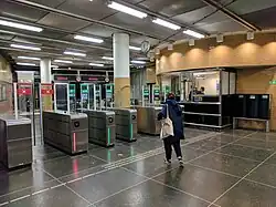 De OV-poortjes bovenaan de roltrappen.