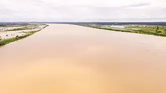 De rivier de Madeira in de omgeving van de hoofdweg BR-364