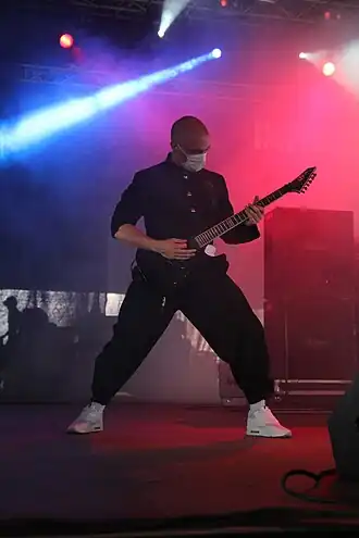 Gitarist Eva-B tijdens een optreden van Rise of the Northstar in 2014.